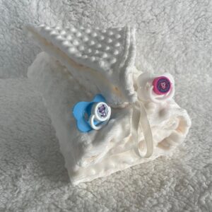 Kit Com 1 Manta + 1 Naninha Pipoquinha Off Bebe Com Prendedor de Chupeta Super Macia Não Acompanha Chupeta